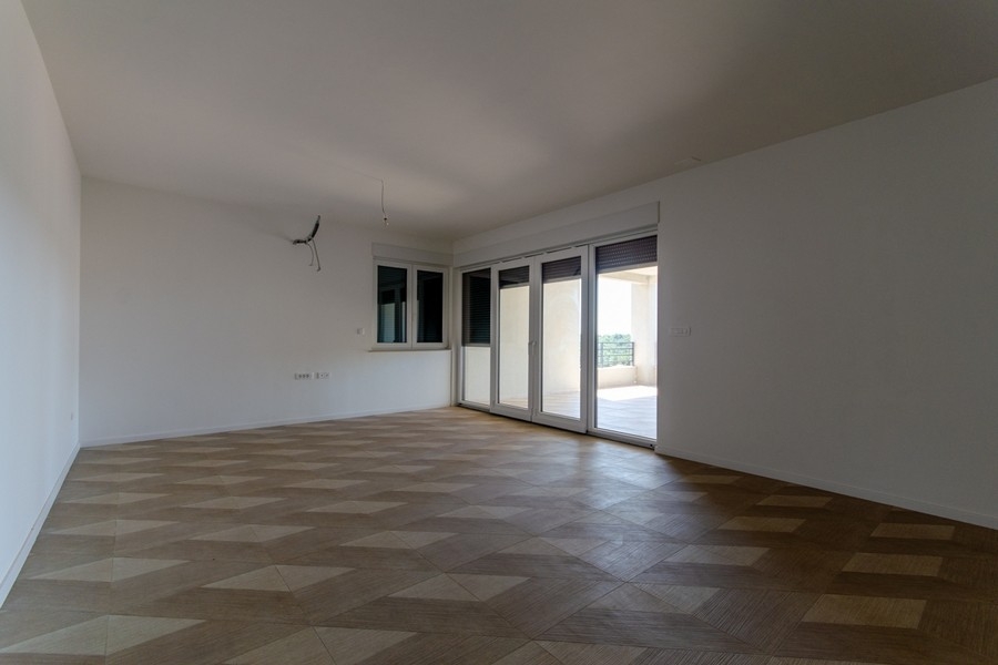 Przestronny salon z wyjściem na loggię