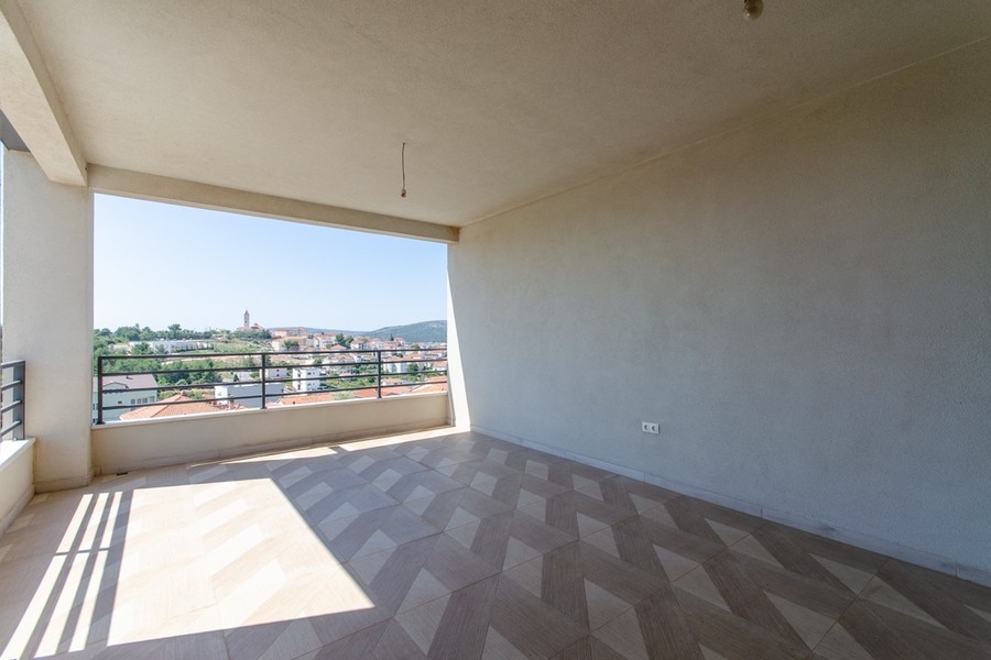 Słoneczna loggia z podłogą w jodełkę i widokiem na morze