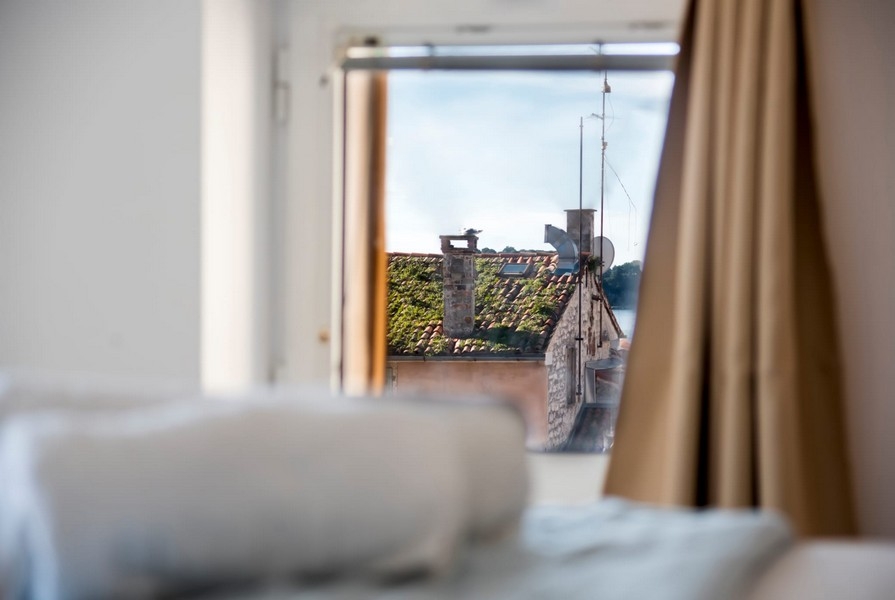 Widok z sypialni na stare miasto Rovinj w Chorwacji