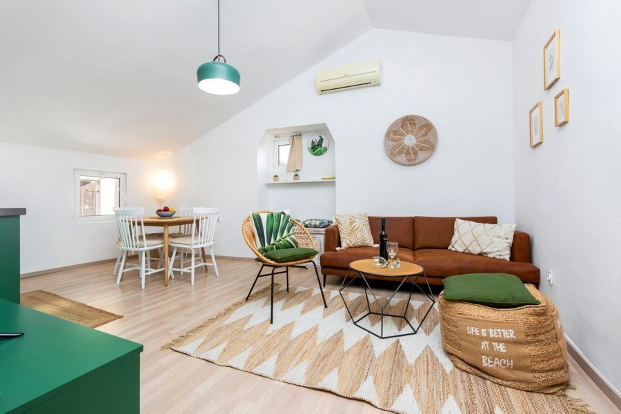 Jasny salon z sofą i klimatyzacją