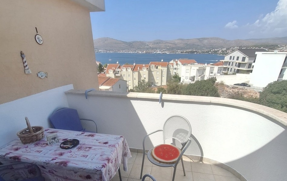 Balkon z częścią wypoczynkową i widokiem na morze