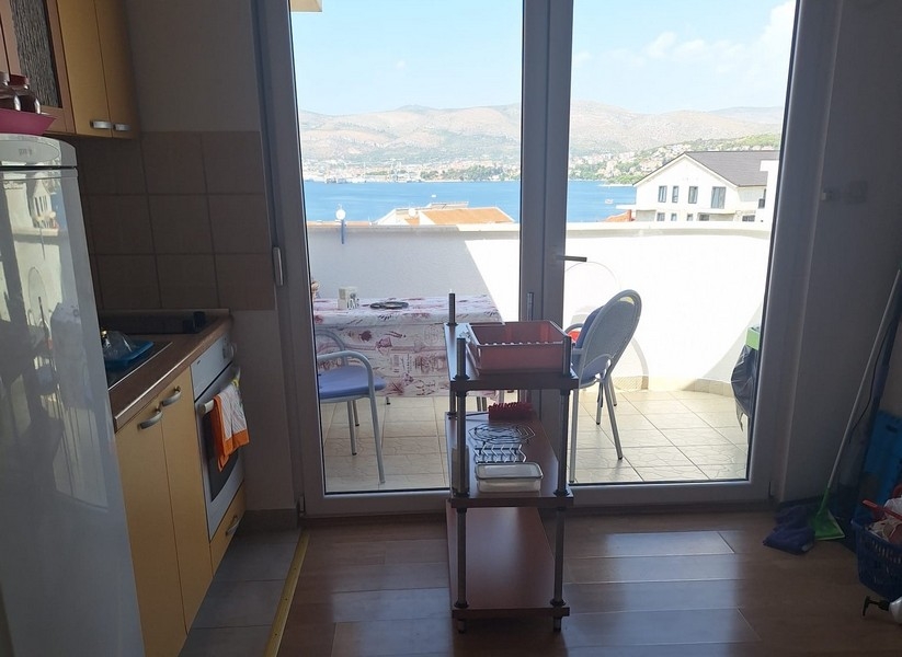 Kuchnia z wyjściem na balkon i widokiem na morze