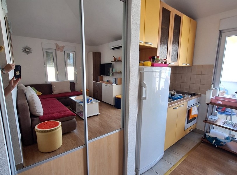 Powierzchnia mieszkalna z kuchnią w mieszkaniu w Chorwacji