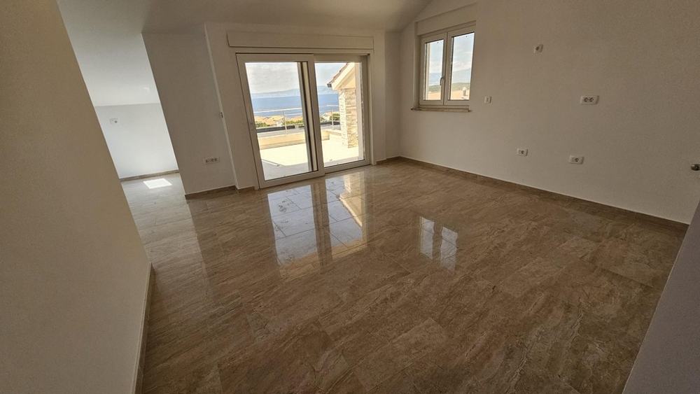 Jasny salon z widokiem na morze