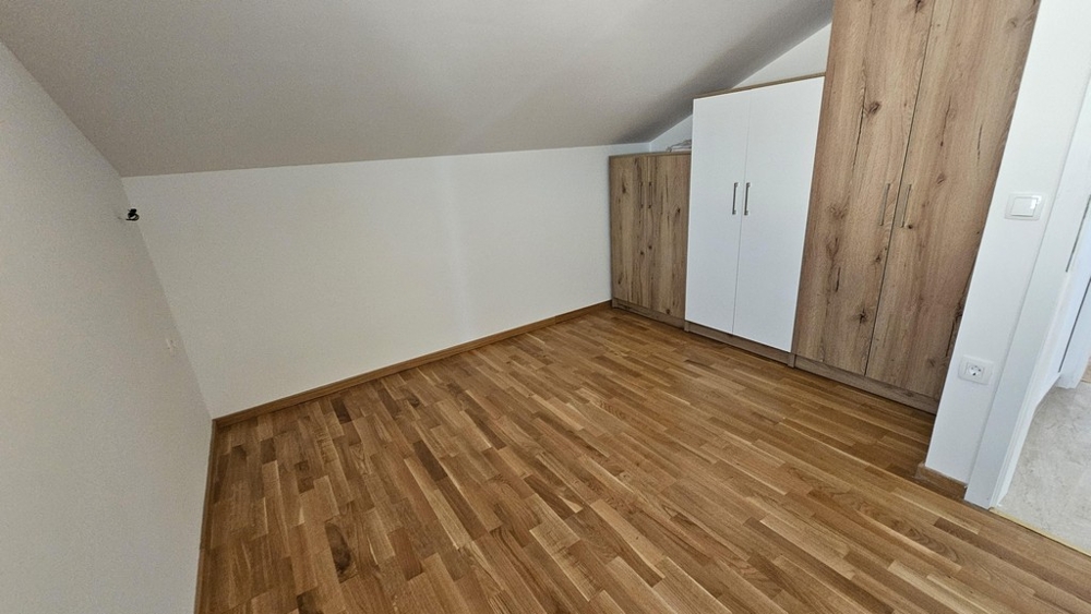 Sypialnia z zabudowaną szafą