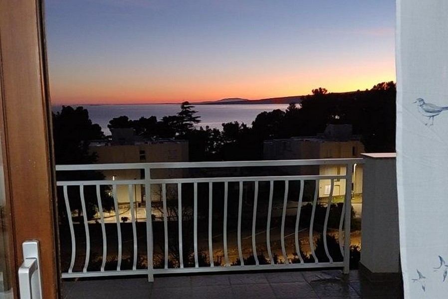 Balkon z widokiem na morze wieczorem w Chorwacji