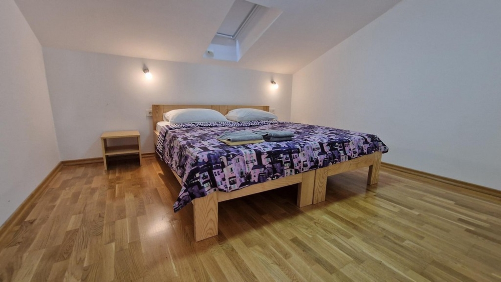 Druga sypialnia ze świetlikiem w mieszkaniu na Krk