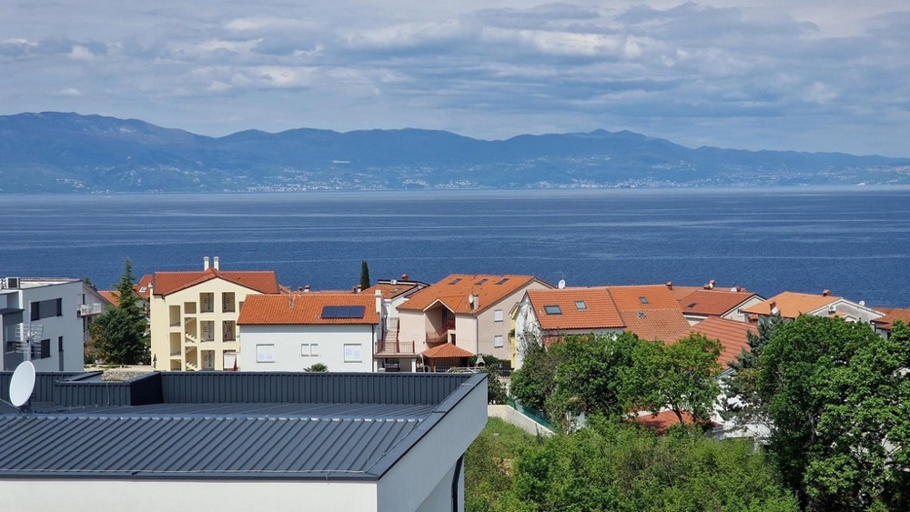 Widok na Njivice na morze i zatokę Kvarner
