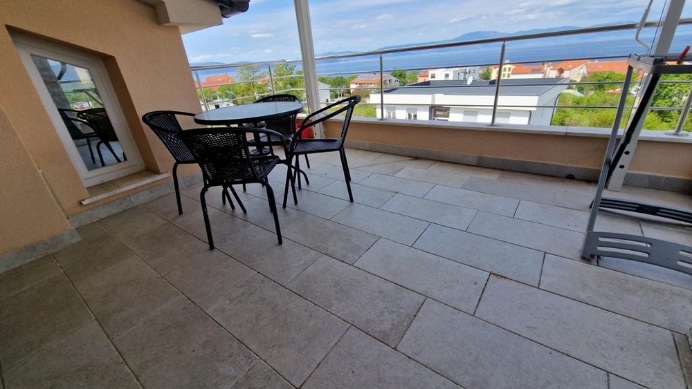 Słoneczny taras apartamentu na poddaszu na wyspie Krk