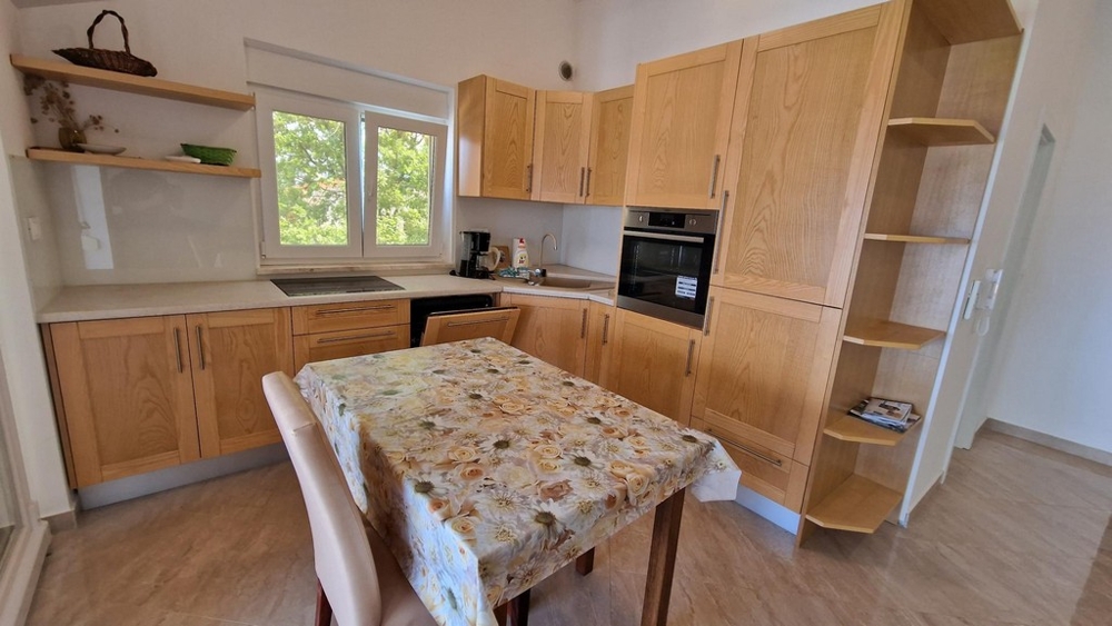 Drewniany aneks kuchenny z jadalnią w apartamencie w Njivice