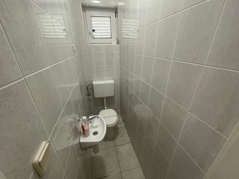 Oddzielna toaleta z oknem