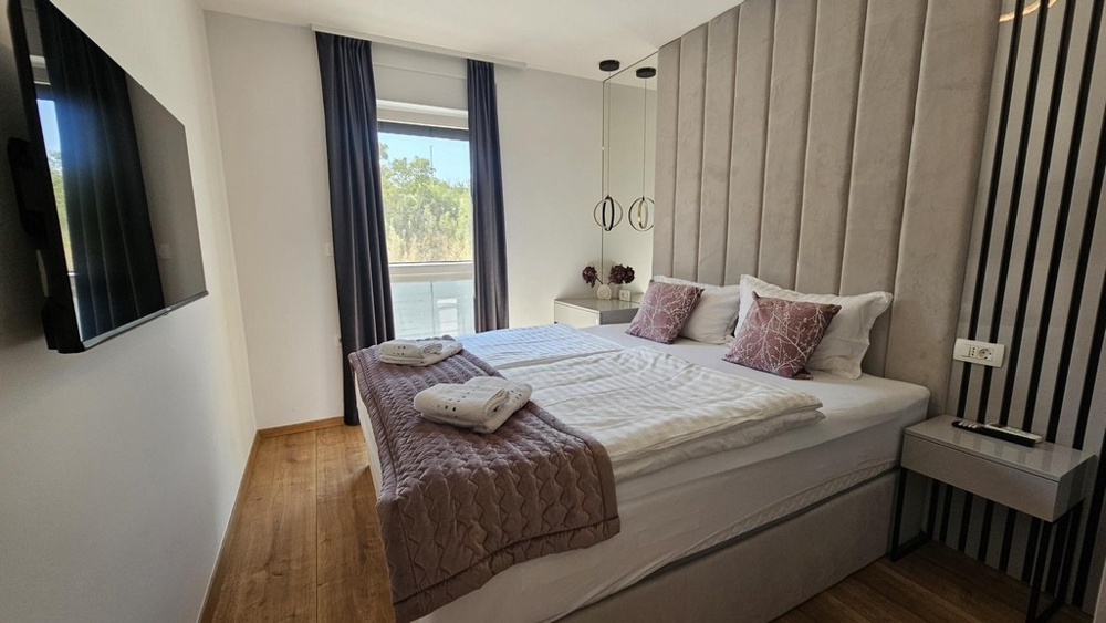 Sypialnia z podwójnym łóżkiem w apartamencie na wyspie Krk