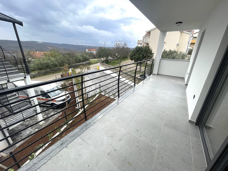 Zadaszony taras mieszkania z balustradami