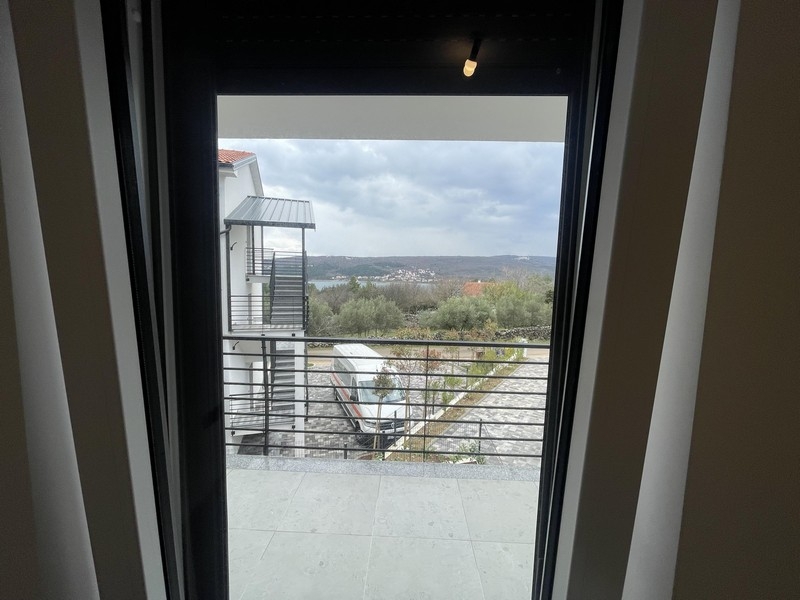 Widok przez drzwi tarasowe na zieleń