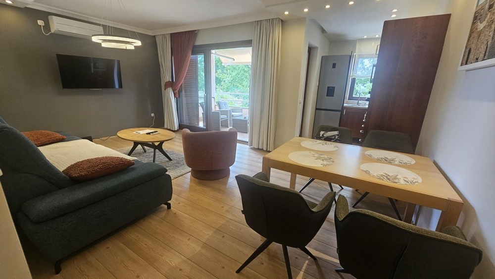 Salon z jadalnią i wyjściem na balkon