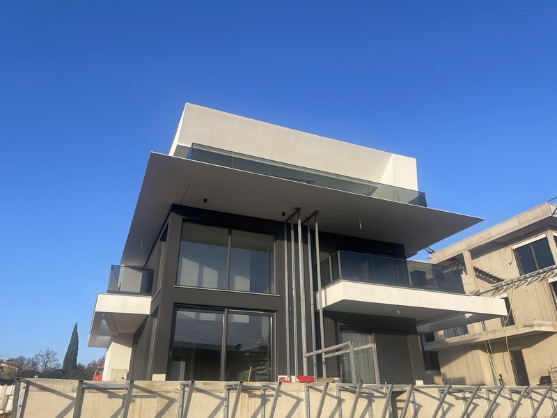 Nowoczesny budynek mieszkalny z penthousem w Njivice, widok z boku