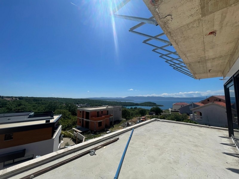 Taras na dachu penthouse'u z pergolą i widokiem na morze