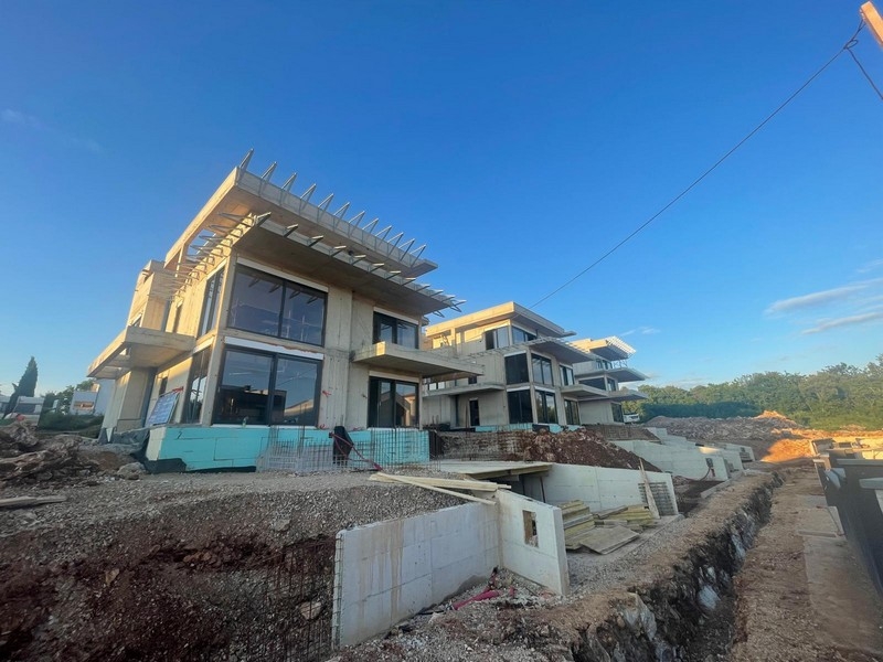Nowy budynek z penthousem w Njivicach, widok z podjazdu