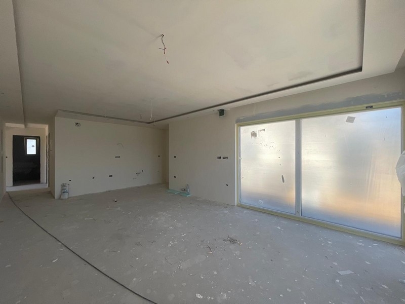 Jasny salon w penthousie w budowie