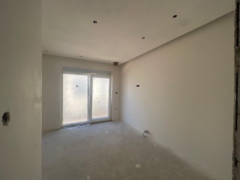 Pokój na ostatnim piętrze z francuskimi drzwiami na balkon