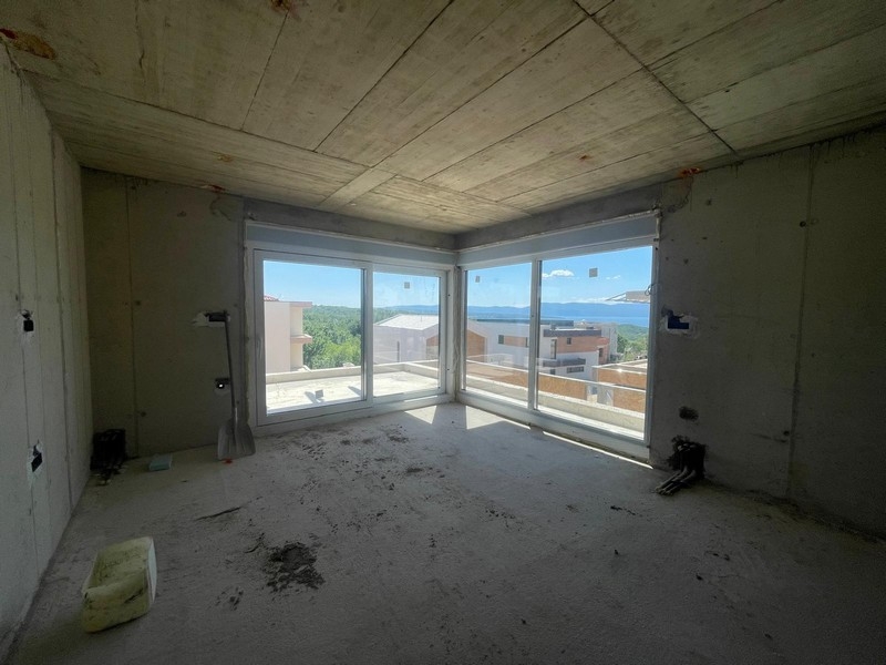 Pokój z dużym oknem i widokiem na morze w penthousie