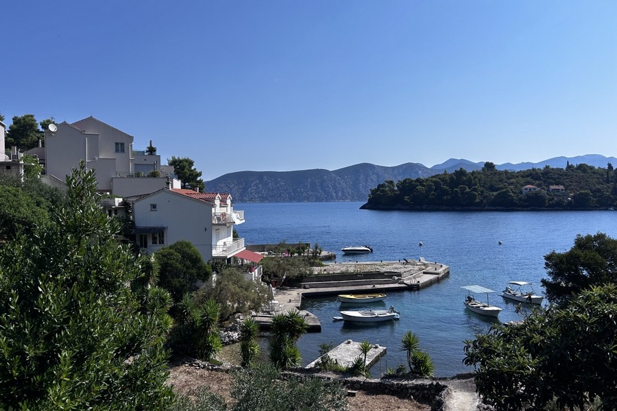 Zatoka Racisce z łodziami i miejscami do cumowania, wyspa Korcula