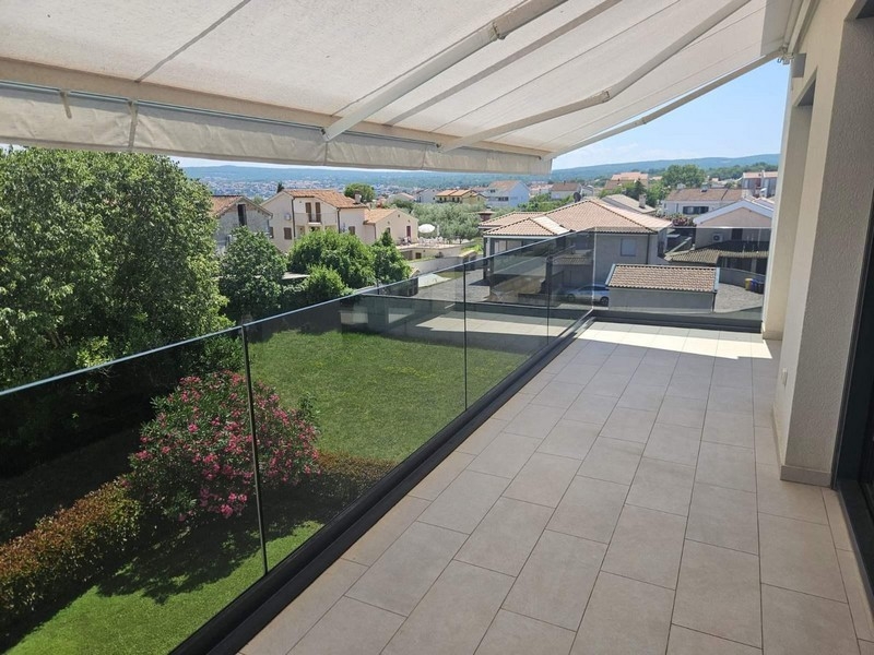 Zadaszony balkon z widokiem na Malinską i morze