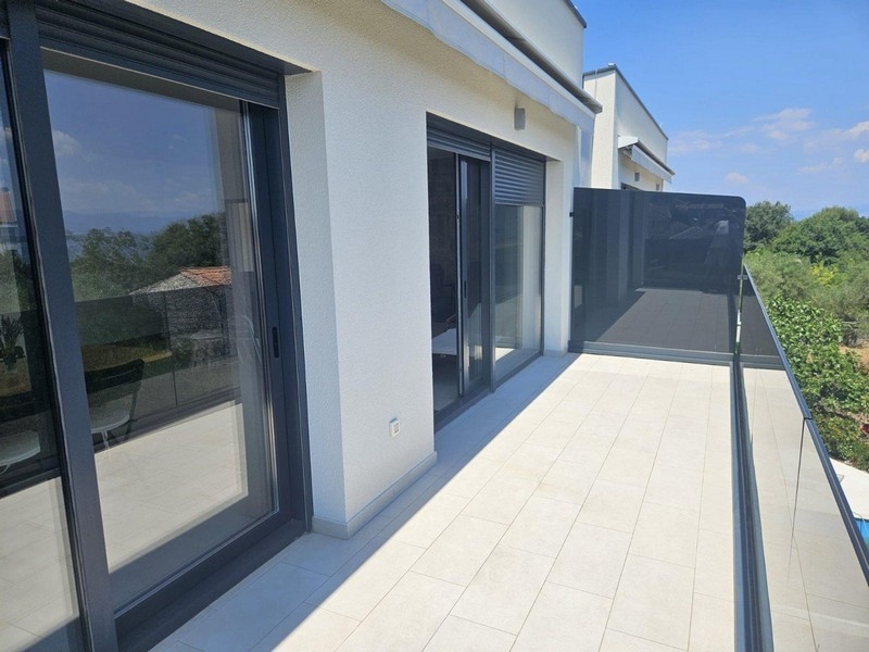 Balkon z przesuwanymi drzwiami i widokiem na morze