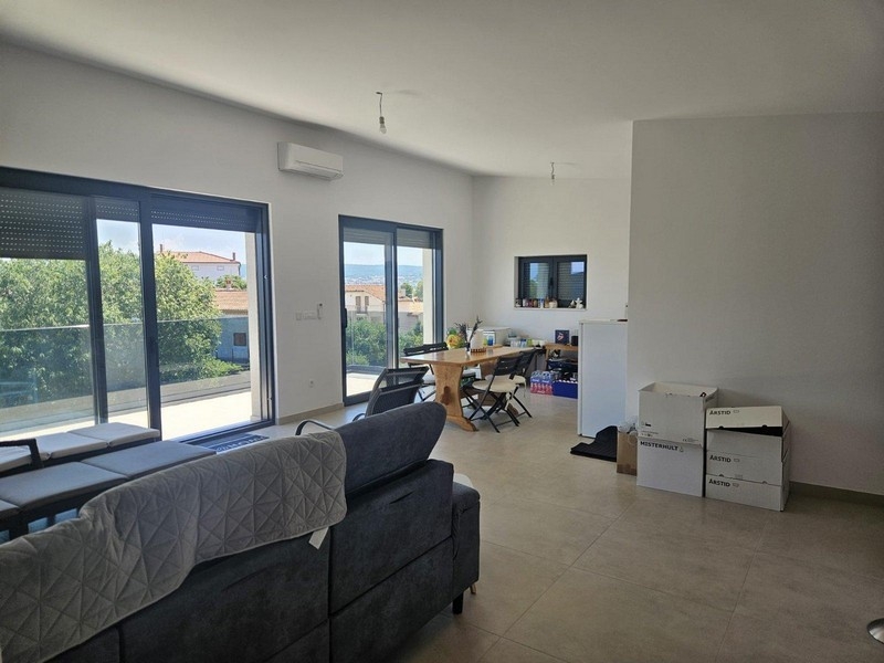 Jasny salon i jadalnia z dużymi oknami