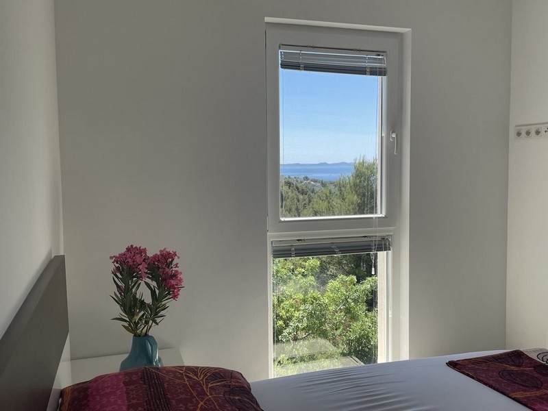 Sypialnia z oknem z widokiem na morze, apartament Murter
