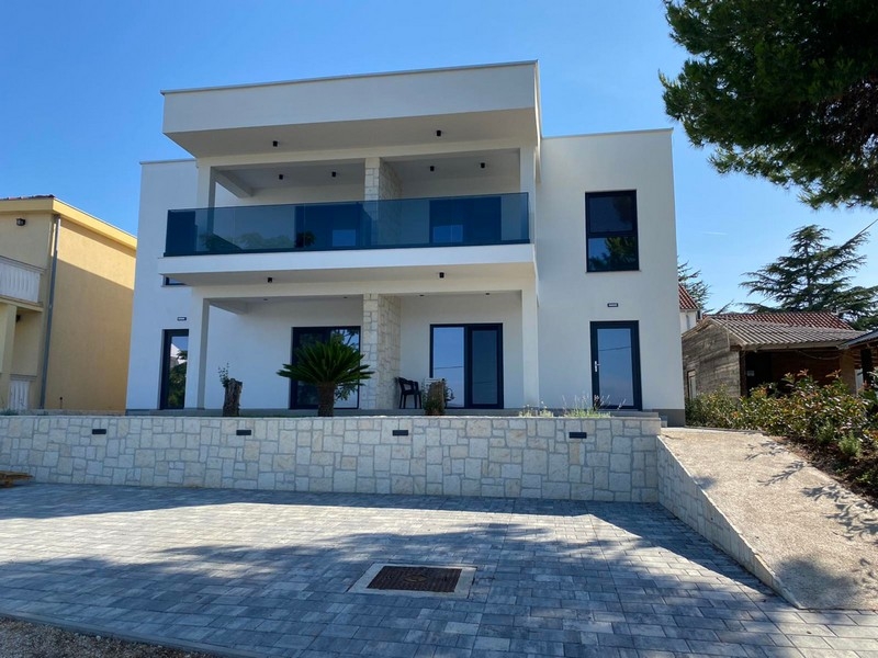 Nowoczesna willa z penthousem na pierwszym piętrze