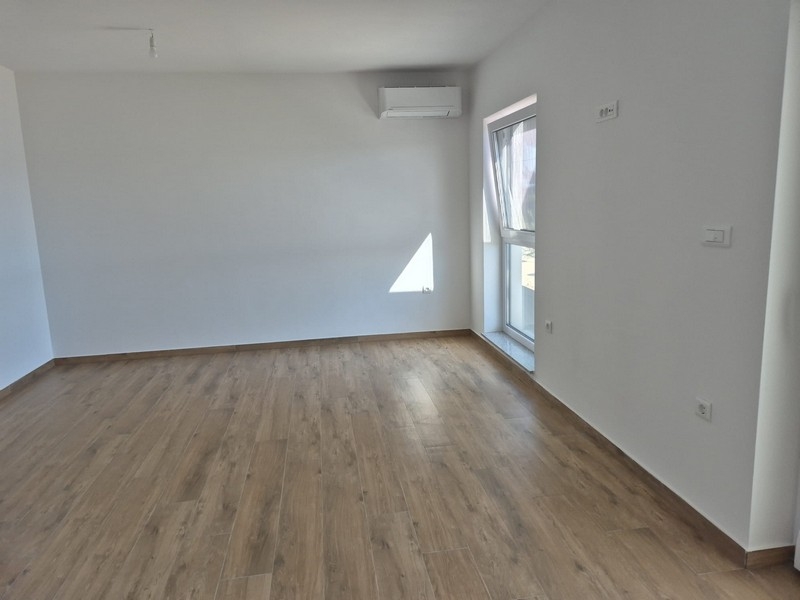 Jasny salon z wyjściem na zadaszony taras