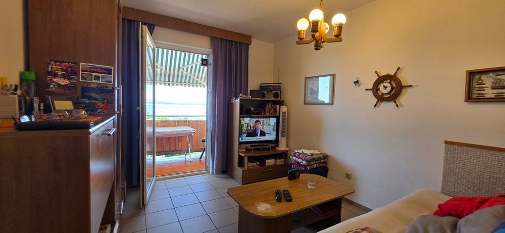 Pokój dzienny z wyjściem na balkon, apartament A4103 w Crikvenicy