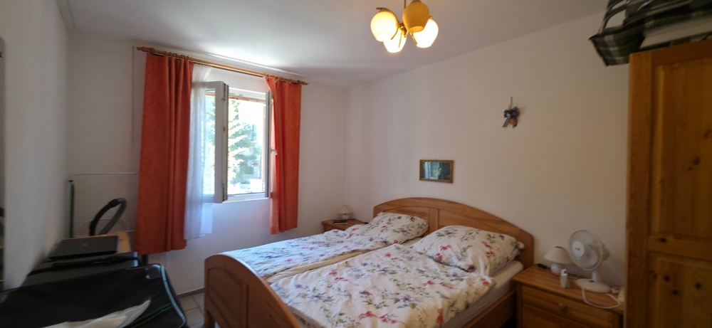 Druga sypialnia z drewnianymi meblami, apartament A4103 w Crikvenicy