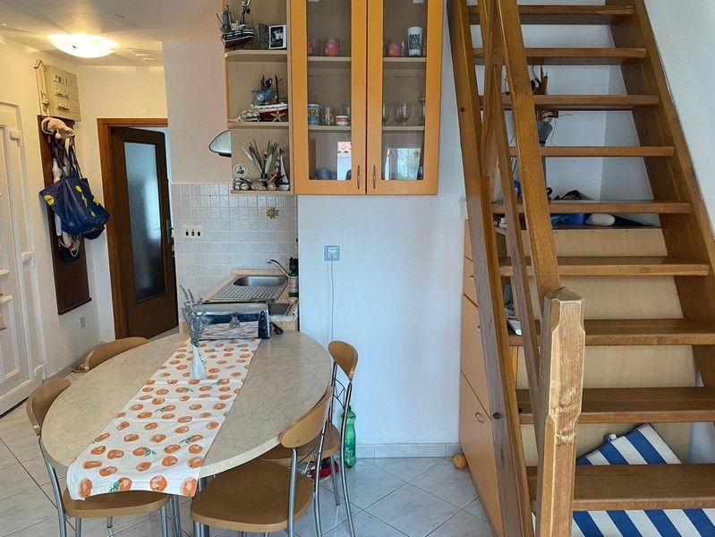 Drewniane schody na galerię w części dziennej