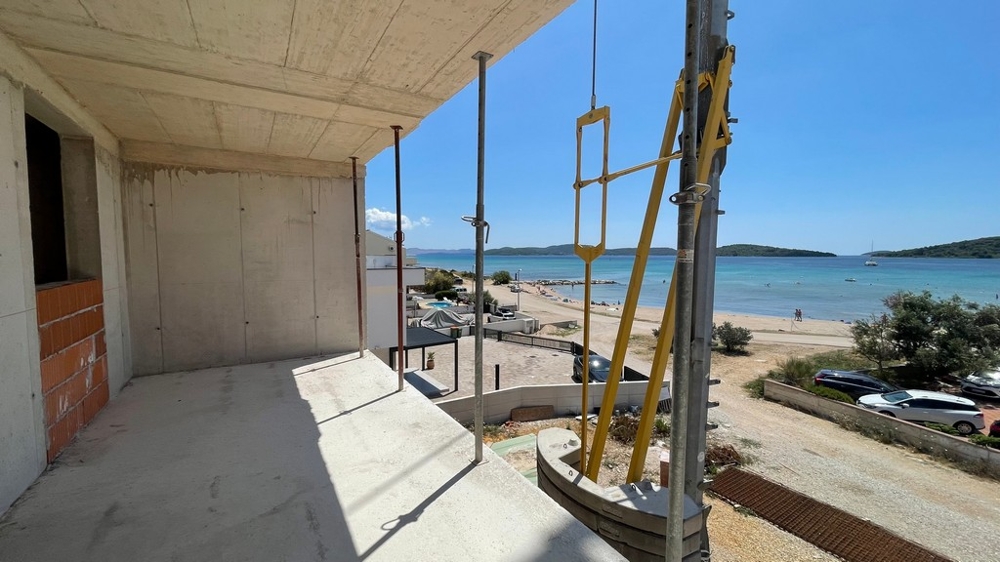 Taras w muszli z widokiem na plażę i morze