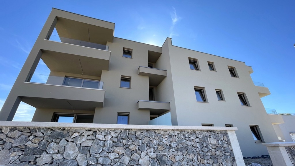 Widok z boku na budynek mieszkalny apartamentu A4106 w Tribunj