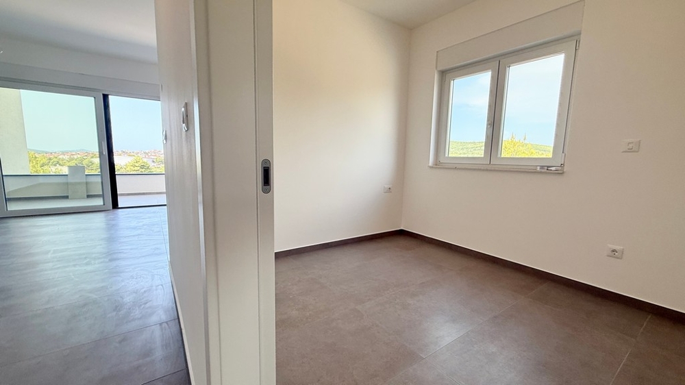 Sypialnia z widokiem na taras w apartamencie A4107 w Vodicach