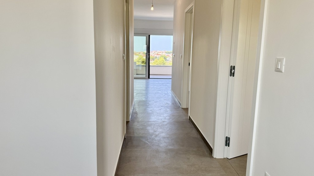 Przedpokój z widokiem na część dzienną apartamentu dwupoziomowego A4107 Vodice