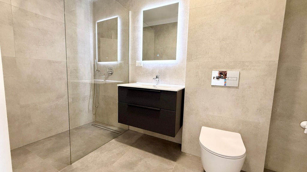 Łazienka z prysznicem i toaletą w apartamencie dwupoziomowym A4107 Vodice