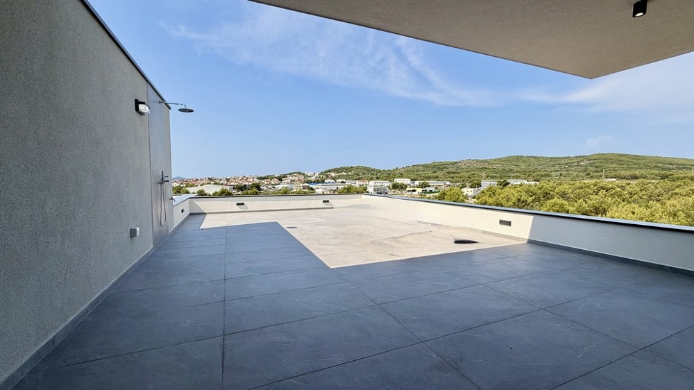 Zadaszona część tarasu na dachu z widokiem na zieleń, apartament A4107 Vodice