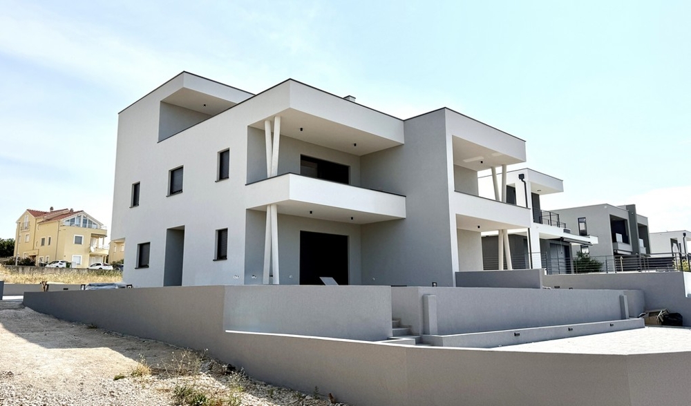 Boczny widok zewnętrzny nowego budynku z apartamentem dwupoziomowym A4107 w Vodicach