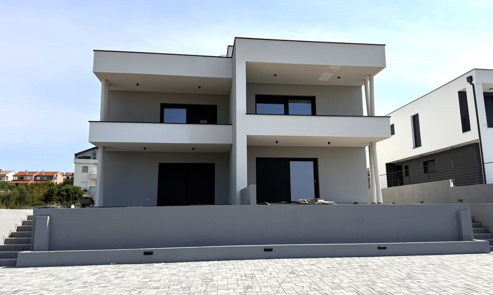Widok z przodu budynku z zadaszonymi tarasami, apartament A4107 Vodice