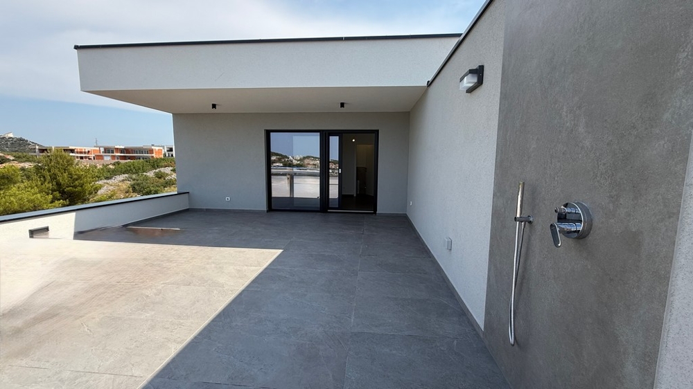 Taras na dachu z prysznicem na świeżym powietrzu i dostępem do letniej kuchni, apartament A4107 Vodice