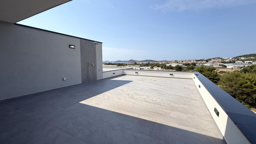 Szeroki taras na dachu z widokiem na Vodice i morze, apartament A4107