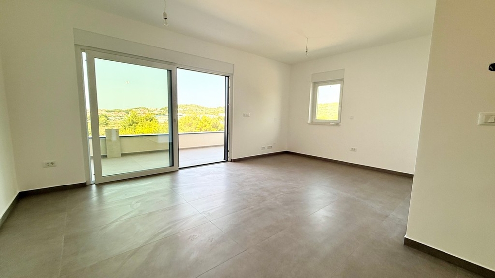 Pokój dzienny z wyjściem na taras w apartamencie dwupoziomowym A4107 Vodice