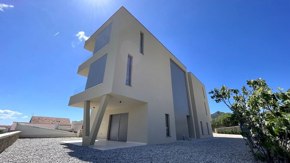 Widok z boku nowego budynku z penthousem w Vodicach
