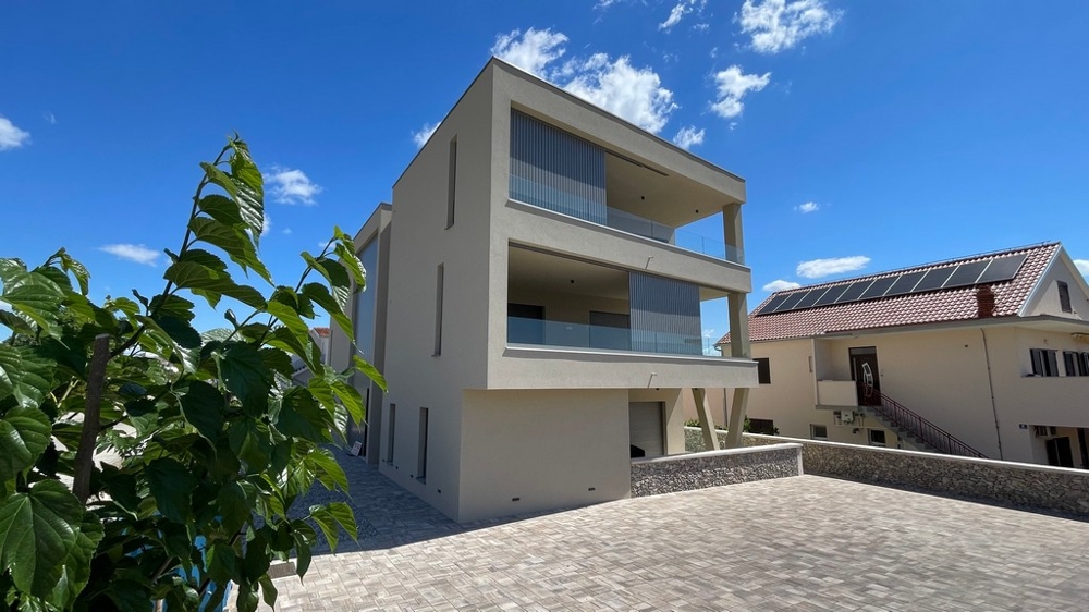 Nowy budynek w Vodicach z penthousem, widok z boku z tarasami