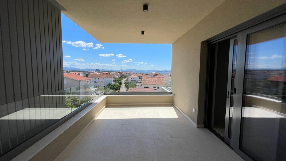 Zadaszony taras penthouse'u w Vodicach ze szklanymi balustradami