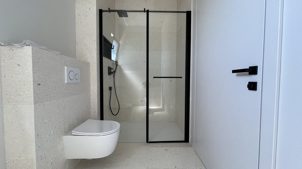 Łazienka w penthousie w Vodicach z prysznicem i toaletą